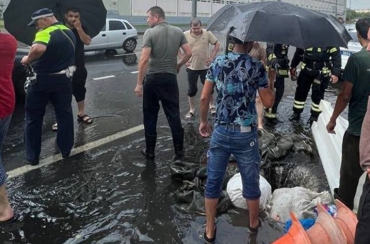 В Москве 14 человек смыло в канализационный люк сильным ливнем