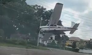 Момент падения самолета на оживленную улицу попал на видео