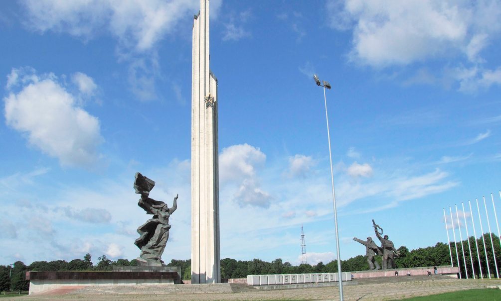 Варвары в Риге: власти Латвии начали снос памятника воинам-освободителям города