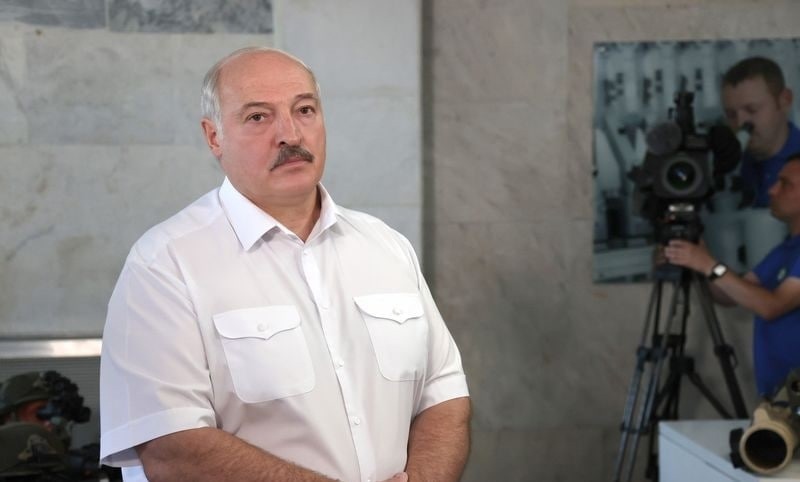 «Ничего не понимают в политике»: Лукашенко назвал Макрона и Шольца пацанами 