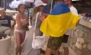 Украинцев прогнали с пляжа в Черногории из-за национального флага