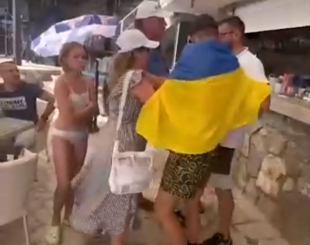 Украинцев прогнали с пляжа в Черногории из-за национального флага 
