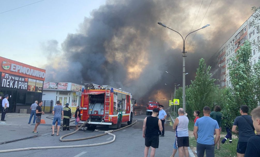 Колоссальный пожар в 7000 квадратов уничтожает рынок в городе Волжский 