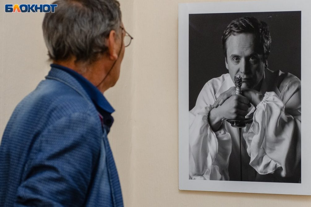 Портреты знаменитостей и интерьерные работы: в Москве состоялось открытие выставки фотографа Дмитрия Пискарева