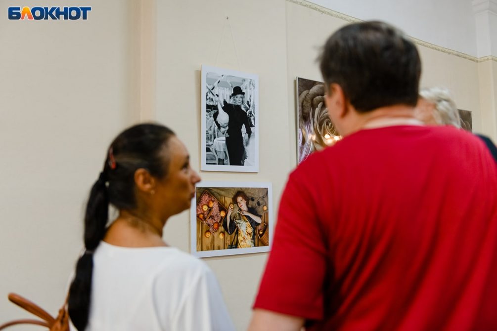 Портреты знаменитостей и интерьерные работы: в Москве состоялось открытие выставки фотографа Дмитрия Пискарева