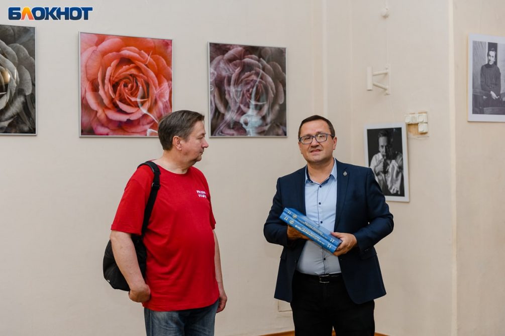 Портреты знаменитостей и интерьерные работы: в Москве состоялось открытие выставки фотографа Дмитрия Пискарева