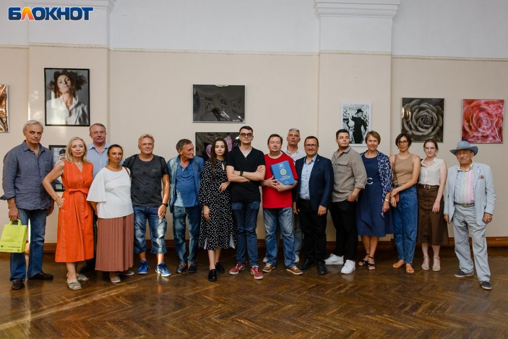 Портреты знаменитостей и интерьерные работы: в Москве состоялось открытие выставки фотографа Дмитрия Пискарева