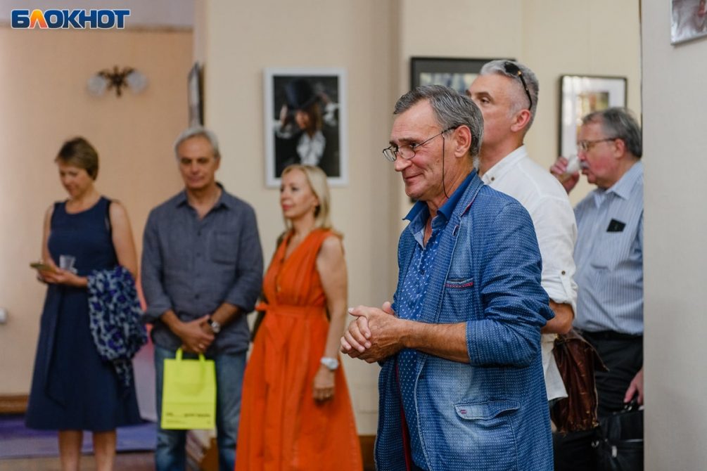 Портреты знаменитостей и интерьерные работы: в Москве состоялось открытие выставки фотографа Дмитрия Пискарева