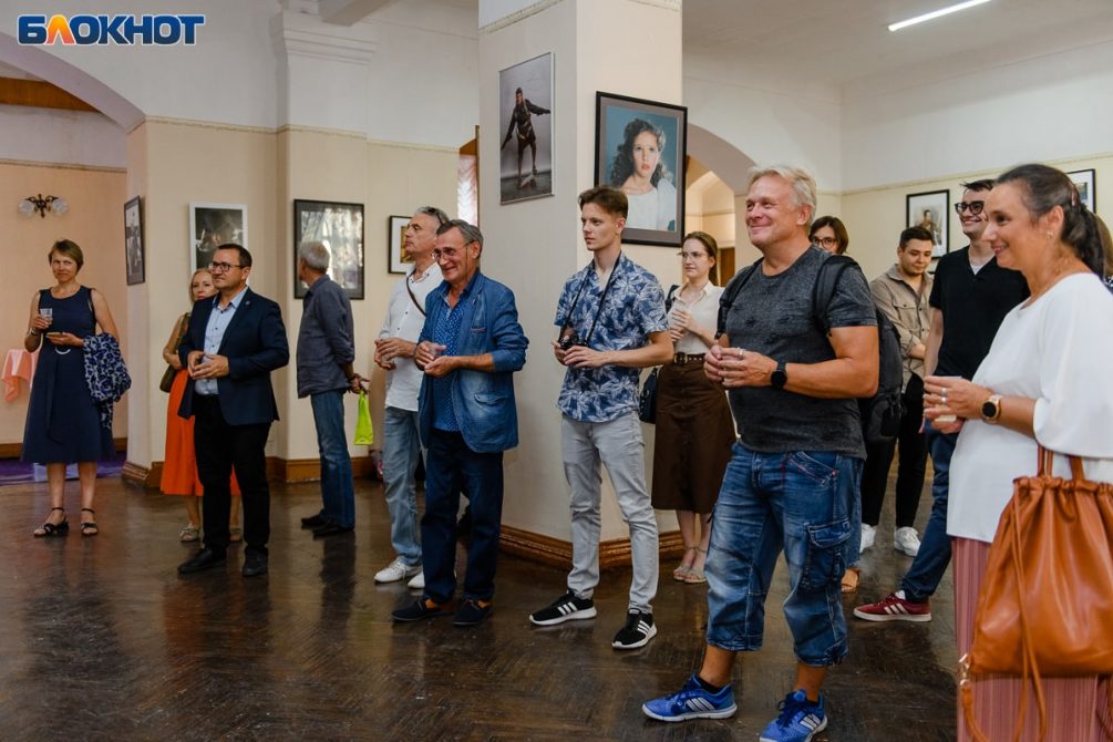 Портреты знаменитостей и интерьерные работы: в Москве состоялось открытие выставки фотографа Дмитрия Пискарева