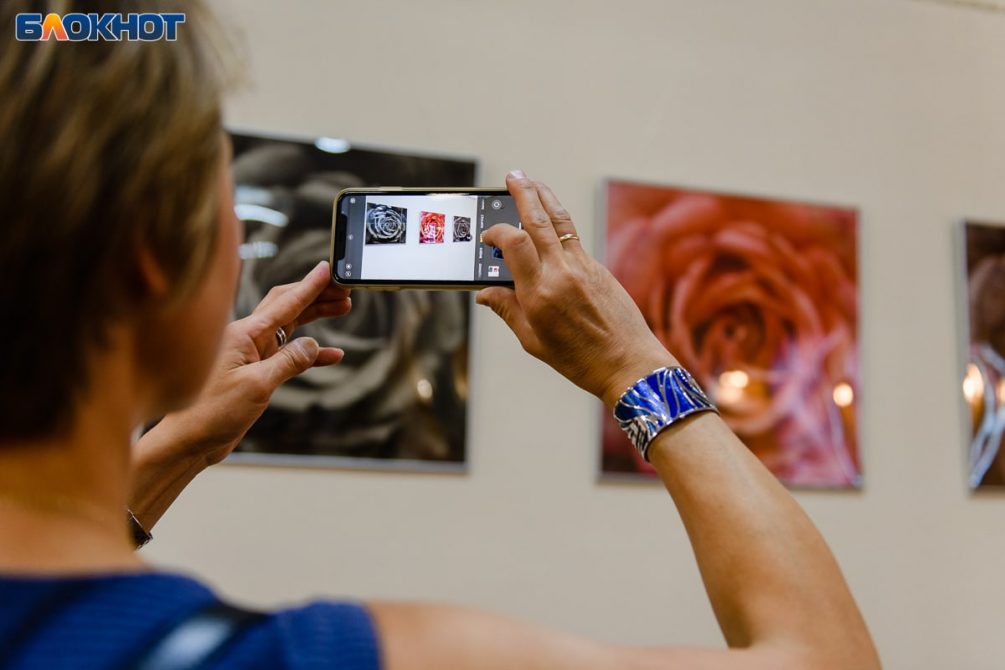 Портреты знаменитостей и интерьерные работы: в Москве состоялось открытие выставки фотографа Дмитрия Пискарева