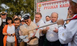 В Москве зафиксирован мировой рекорд по приготовлению ячневой каши - две тонны по древнерусскому рецепту