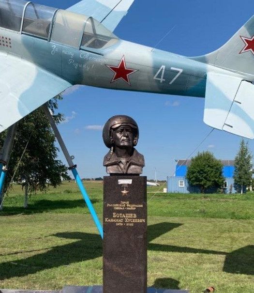 В Сети появились фото памятника Герою России Боташеву 