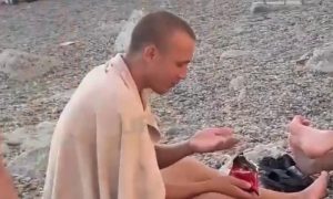 В Сочи мужчина на пляже съел медузу и запил пивом