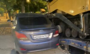 В Таганроге асфальтоукладчик обрушился на автомобили и повредил их