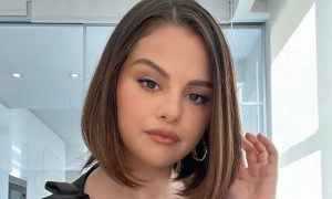 Селена Гомес показала большой живот и складки в купальнике, но восхитила фанатов