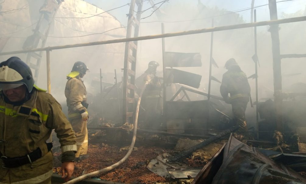 Крупный пожар на складе техники произошел на юге России 