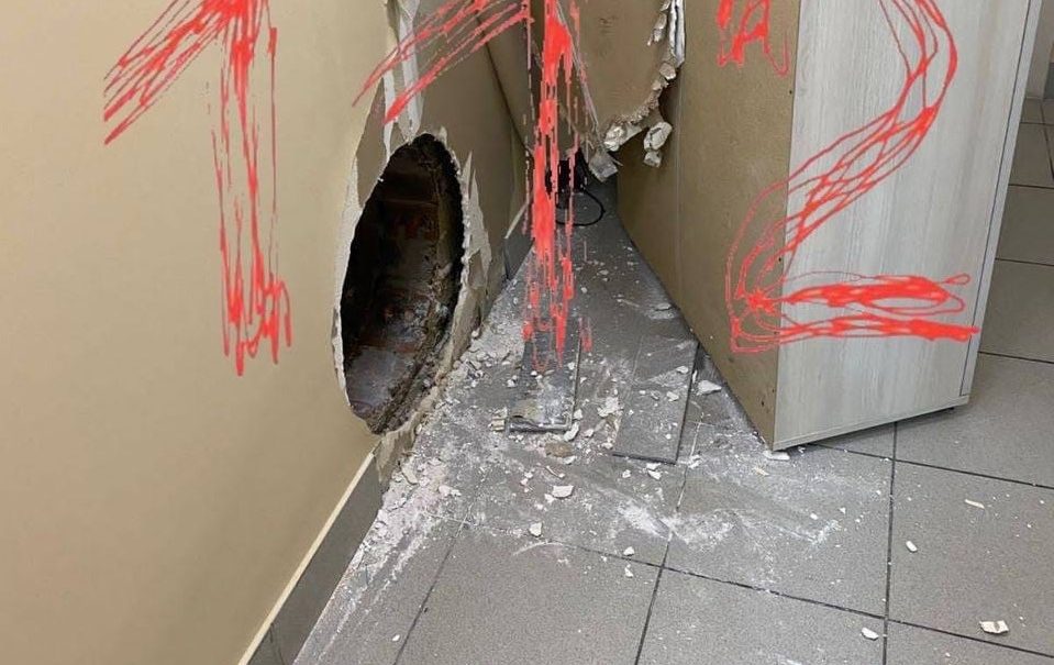 Грабители банка в Петербурге оставили после себя дырку в стене и синие трусы 