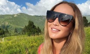 «Я потрогала без спроса»: Бузову во время прогулки укусил черный лебедь