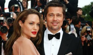 Схватил за голову, вылил на нее пиво при детях: Джоли раскрыла тайную причину развода с Питтом