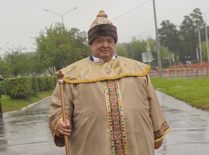 Российский мэр пришёл на День города в костюме царя 