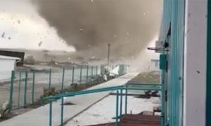 В Сети появилось видео мощного смерча на пляже в Крыму