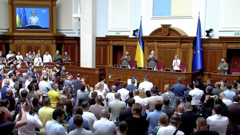 На Украине ввели санкции против Ирана на 50 лет и отменили День Победы 