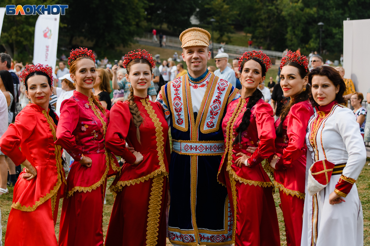 коломенское пикник афиши. фестиваль спасская башня в москве в 2022. помидорная битва в испании. рок фестиваль нашествие 2022. фестиваль дикая мята 2019.