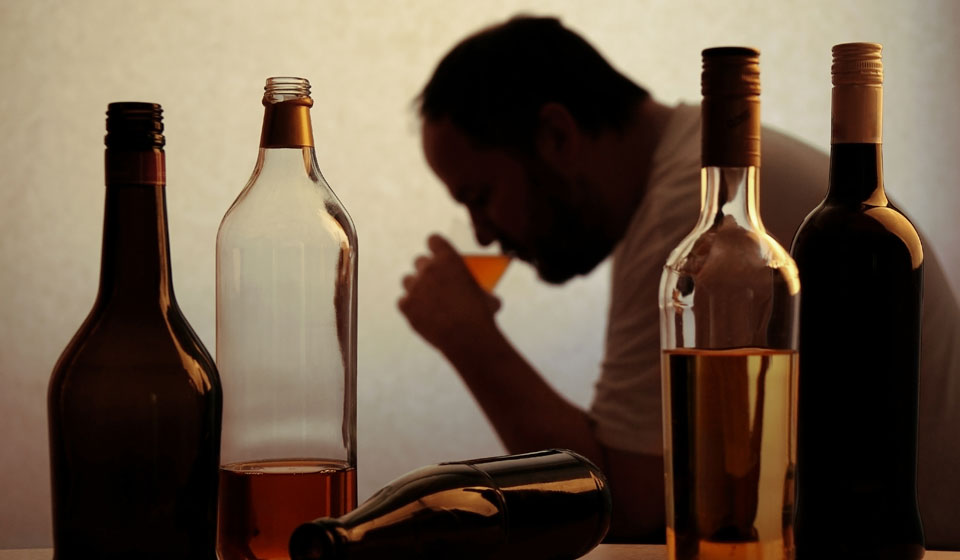 Нарколог назвал профессии, представители которых подвержены алкоголизму 