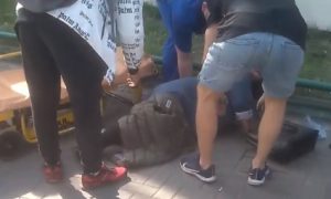 В Омске оторвавшееся колесо автобуса сбило женщину
