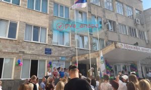 На школьной линейке в Анапе российский флаг превратили в сербский