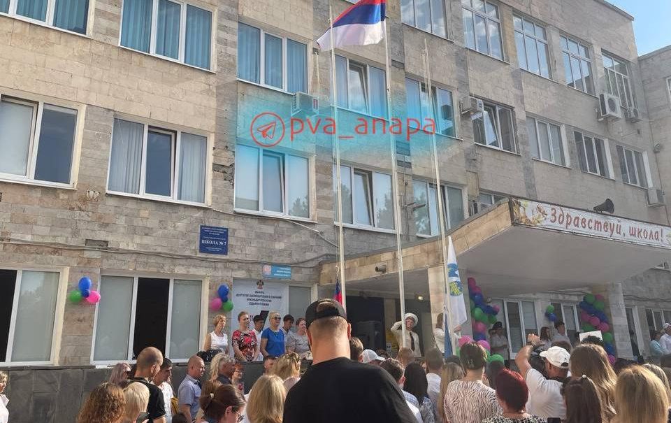 На школьной линейке в Анапе российский флаг превратили в сербский 