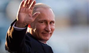 «Губернатор не обижает?»: Путин остановил кортеж, чтобы пообщаться с жителями Калининграда