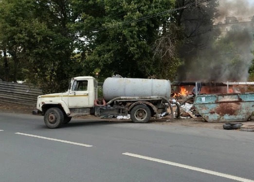 В Самаре ассенизатор справился с пожаром, залив его экскрементами