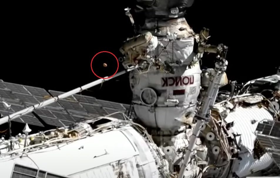 Орбитальный мусор или НЛО? Загадочный объект пролетел возле российского экипажа МКС в открытом космосе 