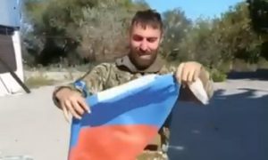 Иностранный наемник ВСУ сорвал российский флаг и поиздевался над ним