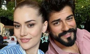 Жена турецкой звезды Бурака Озчивита засветила округлившийся живот: по слухам, они ждут двойню