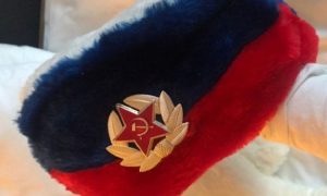 В Екатеринбурге 12-летнюю девочку избили из-за шапки с российским флагом