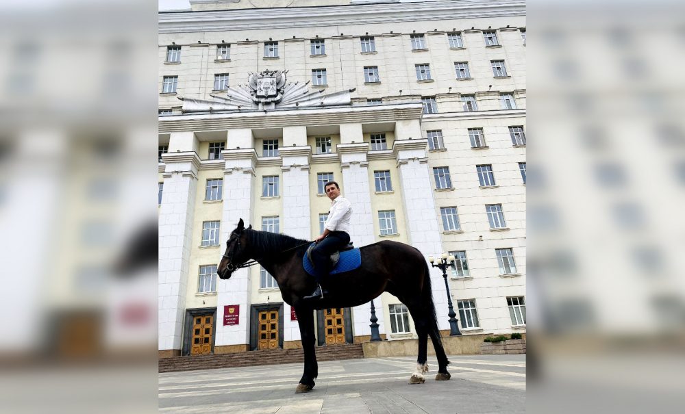 Ростовский депутат прискакал на работу на лошади 