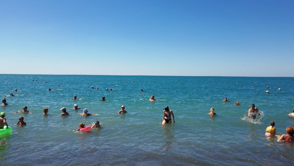 «Не стоки, а ливневые воды и глина»: в Сочи ответили на жалобы туристов о массовых отравлениях из-за грязного моря