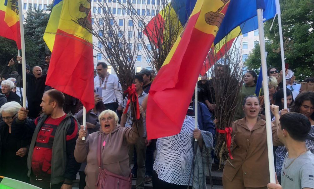 Спят в палатках и требуют отставки президента Санду — в Молдове на протест вышли десятки тысяч людей из разных партий 