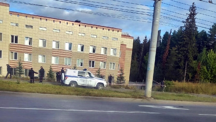 Мужчина поджег отдел полиции в Ижевске и ранил двух сотрудников ножом 