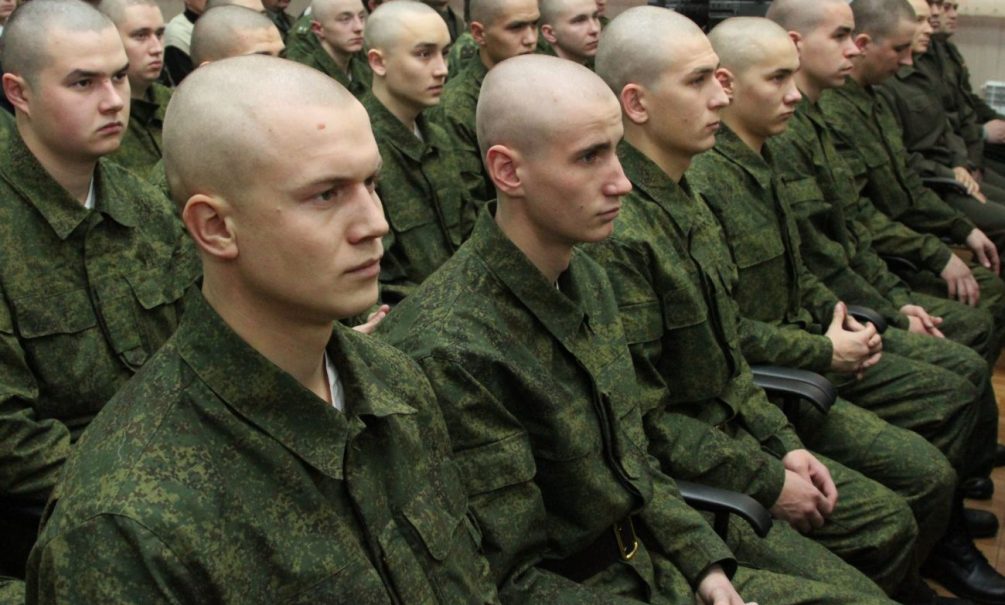 Будут ли срочники воевать на Украине: почему мы отправляем на фронт отцов и мужей, а тех, кто призван отдать долг родине, всеми силами оберегаем 