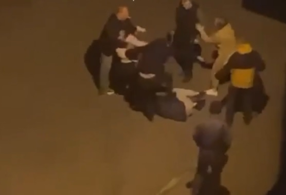Массовая драка женщин и мужчин в Краснодаре попала на видео 