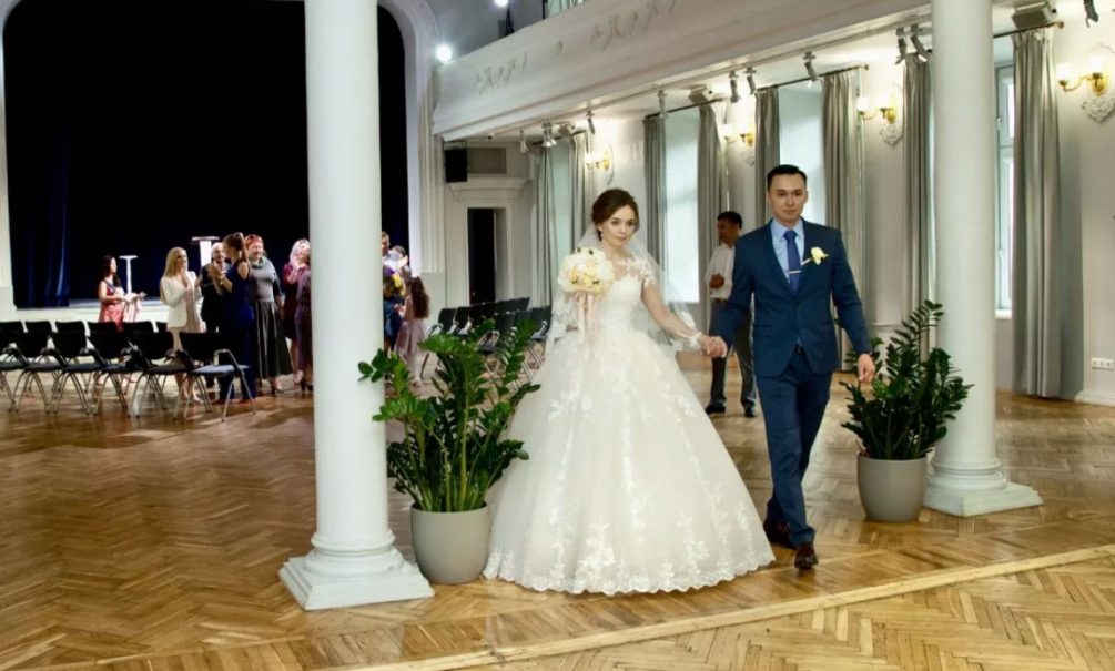 Невестам в Санкт-Петербурге запретили  делать селфи и рисовать усы 