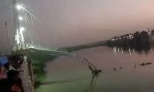 Более 40 человек погибли и свыше ста пропали без вести при обрушении моста в Индии