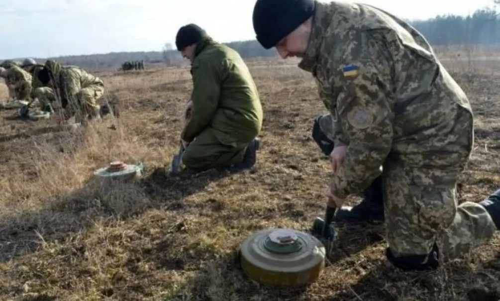 Опасаются вторжения: Украина взорвала все мосты и заминировала все дороги на границе с Белоруссией 