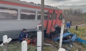 Под Тамбовом пассажирский поезд протаранил фуру. Есть погибшие и раненые