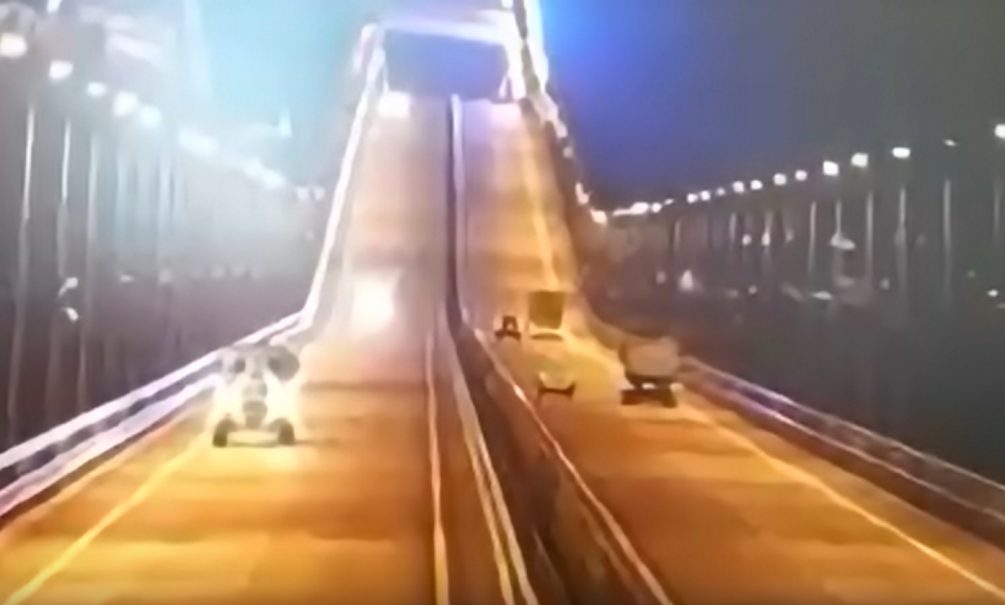 Момент подрыва грузового автомобиля на Крымском мосту попал на видео 