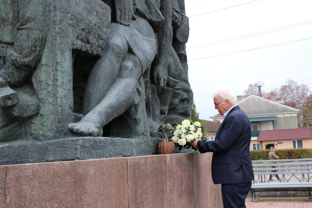 Президент ФРГ чтит память жертв нацизма и поддерживает государство, где тем же нацистам ставят памятники и посвящают улицы