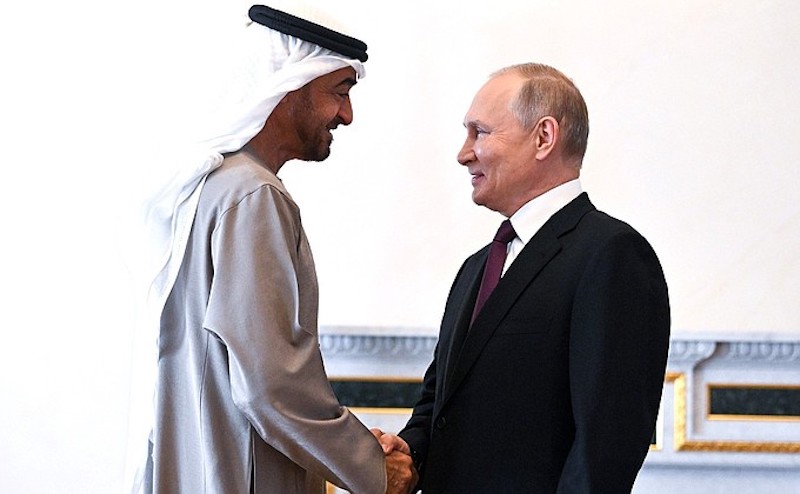 Обогрели: Путин отдал свое пальто президенту ОАЭ 
